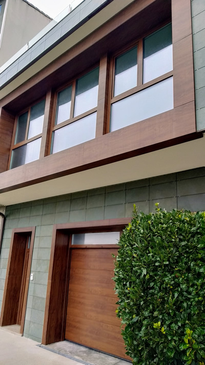 Fachada ventilada acabada en Pizarra con detalles en panel composite de arroz reciclado. (LEMA)